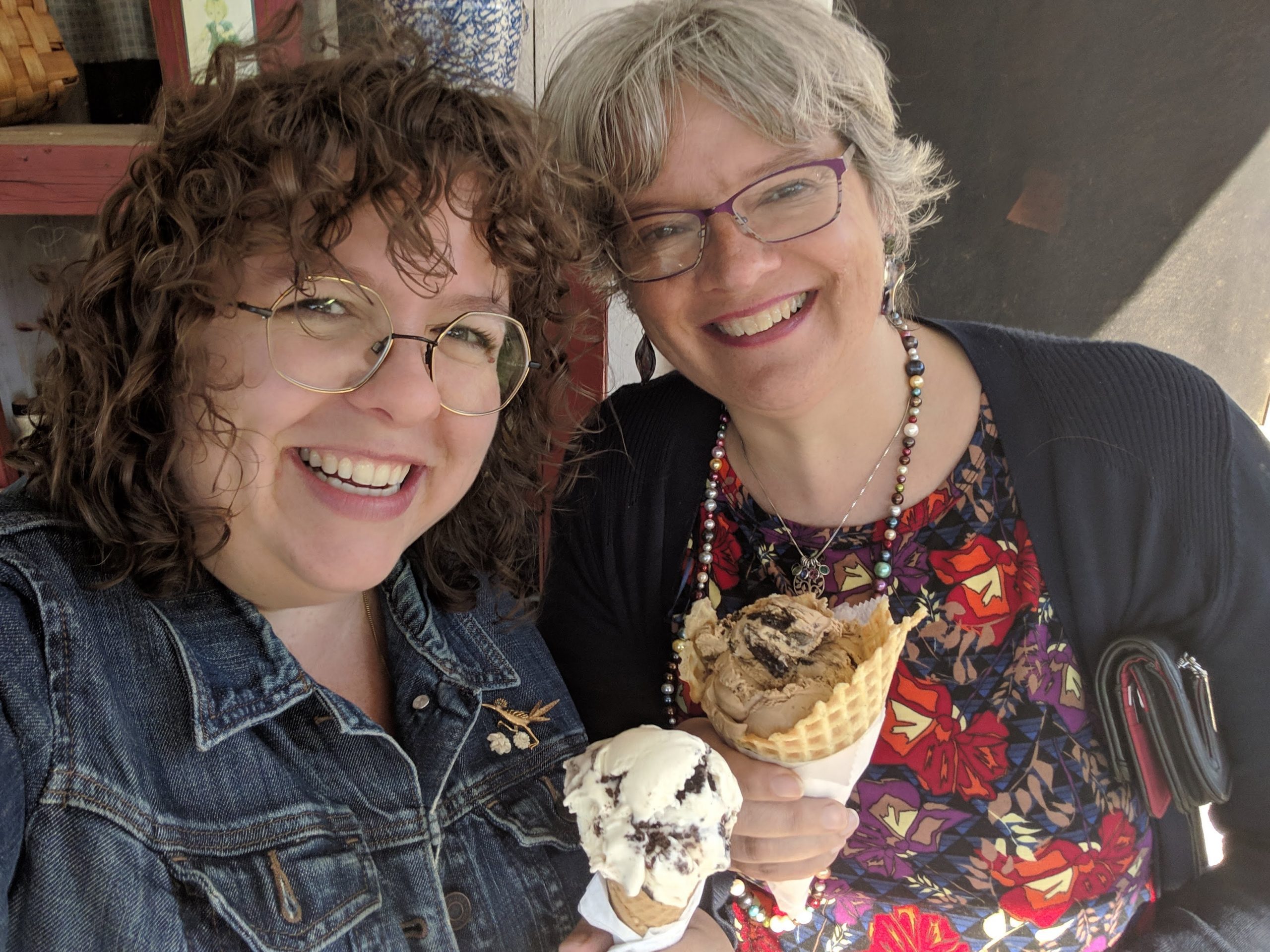 Casey and Suzanne holding ice cream cones.